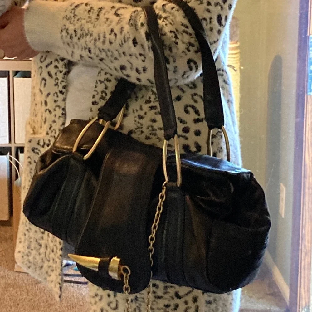 Elegant Black Leather Shoulder Bag with Gold Accents - Picture 13 of 14